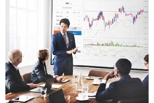 收评：沪指放量涨0.45% 军工股掀涨停潮